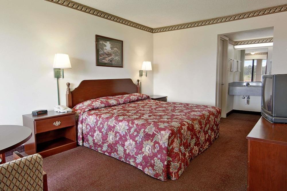 Rodeway Inn Конкорд Екстер'єр фото